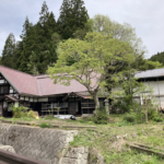 小高い傾斜地にある建物全景